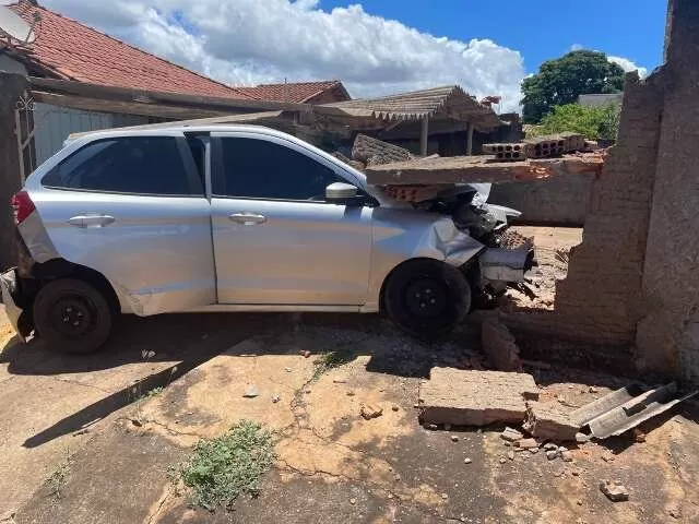 Carro parcialmente destruído ao atingir muro. (Foto: TL Notícias)