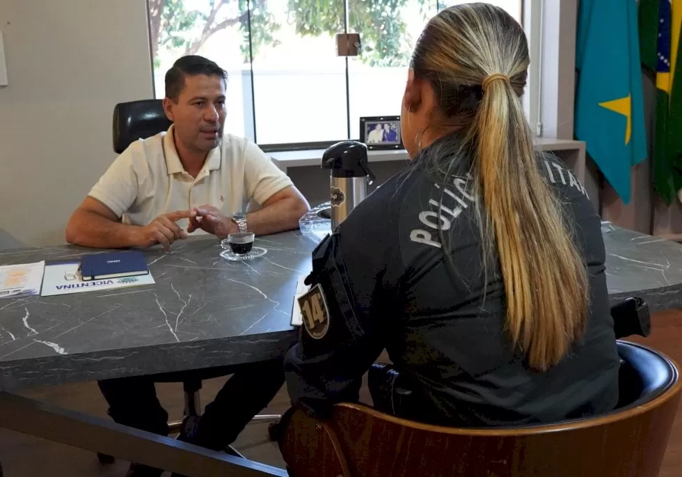 Comandante do Batalhão da PM, major Gabriela em audiência com o prefeito Cléber