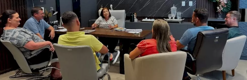 Prefeita Cileide e viice Tiquinho em reunião com secretárias e secretários municipais de Jateí