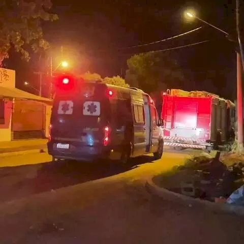 Viaturas dos bombeiros em frente ao imóvel onde ocorreram os fatos. (Foto: Babalizando MS)