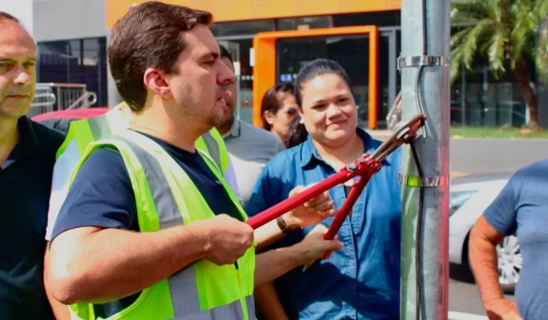 Prefeito corta fio de radar de velocidade com alicate - Foto: Divulgação