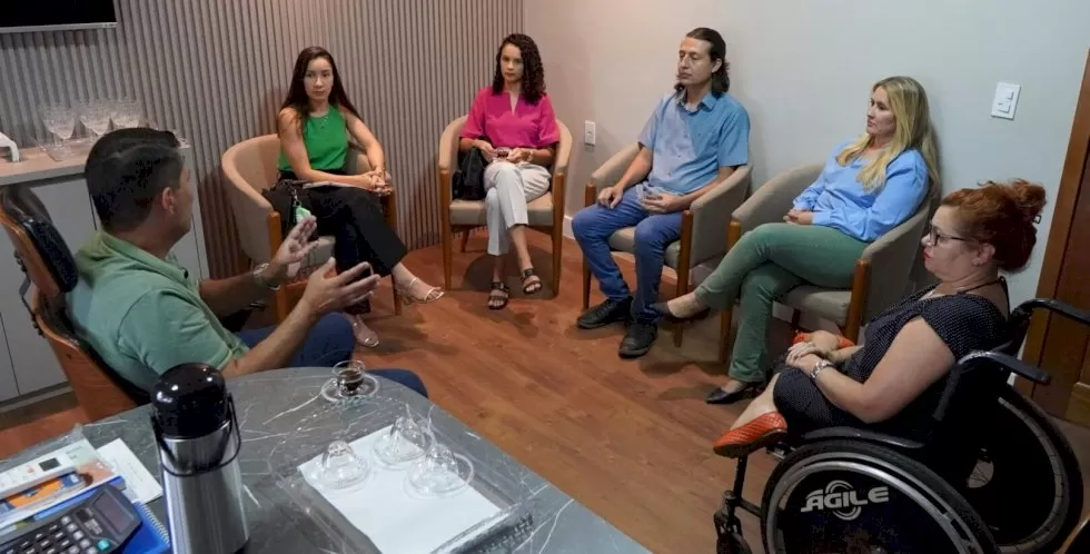 A equipe de especialistas no gabinete do prefeito Cléber e os profissionais na frente do local onde será feito o atendimento