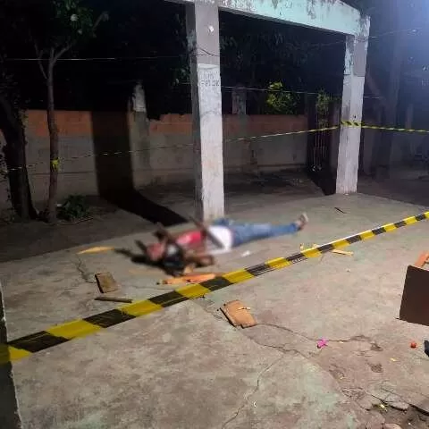 Everaldo Souza dos Santos caído ensanguentado com pedaços de cadeira quebrada sob corpo (Foto: Direto das Ruas)