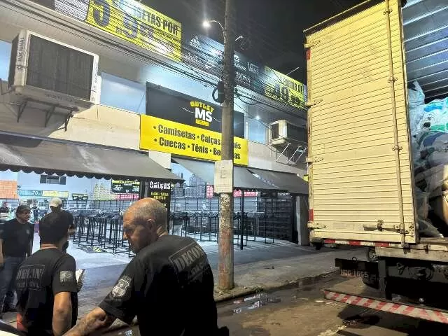 Loja na Avenida Calógeras esvaziada pelos agentes da Decon (Foto: Ângela Kempfer)