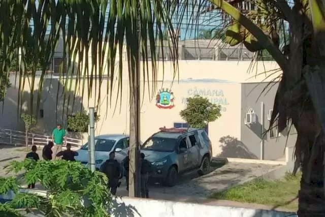 Movimentação em frente à Câmara de Rochedo nesta manhã (Foto: Direto das Ruas)