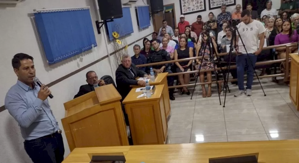 Prefeito Cléber discursando na abertura do ano legislativo em Vicentina. Fotos: Elias Ferreira