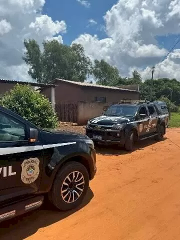 Viaturas da polícia em frente ao imóvel onde idosa foi encontrada. (Foto: Divulgação)