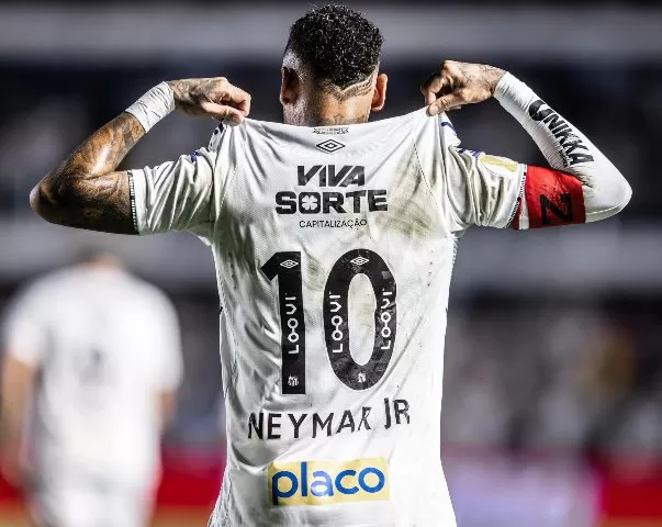 Neymar comemora vitória do Peixe com a camisa 10. (Foto: Raul Baretta/Santos)