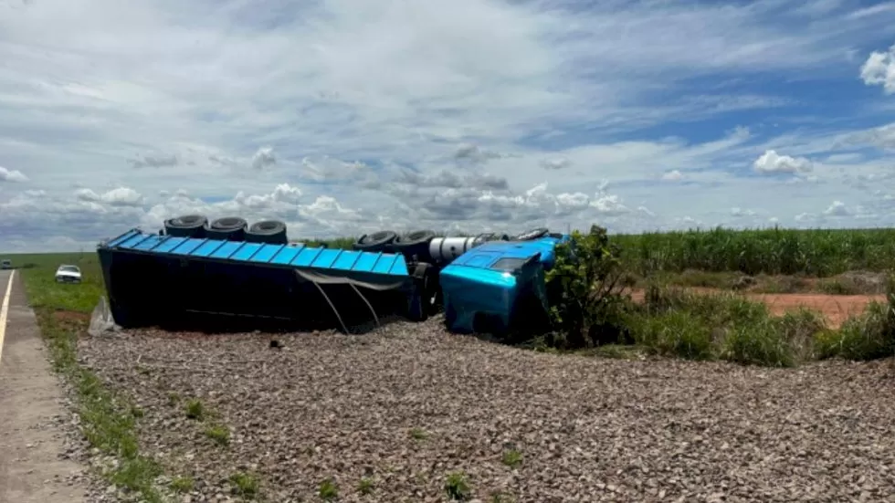A carga ficou espalhada no acostamento (Foto: BNC Notícias)