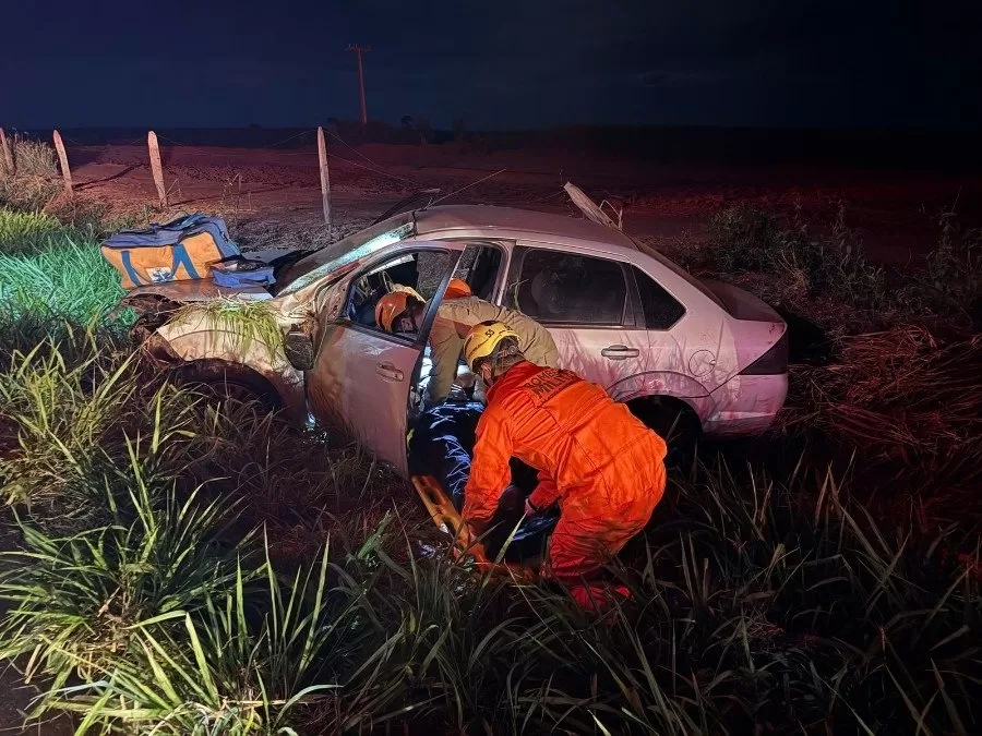 Carro sai da pista e caiu em uma valeta - Foto: Jornal da Nova
