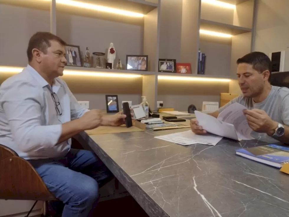 Com o secretário Odair (e), de Finanças, prefeito Cléber destaca programa para empresas e pessoas ficarem legais com Vicentina. Foto: Assessoria