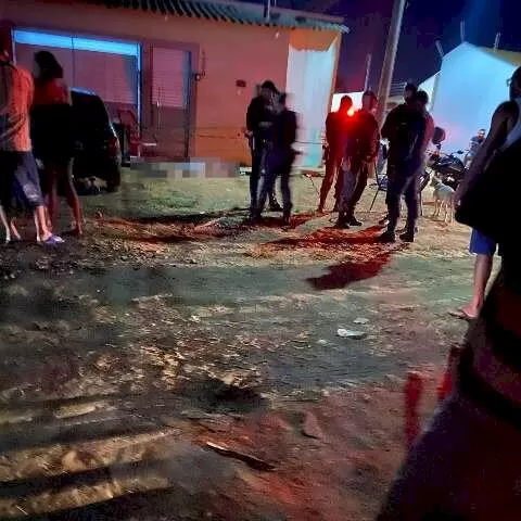 Marcelo caído em frente a casa onde foi atingido por tiros (Foto: Direto das Ruas)