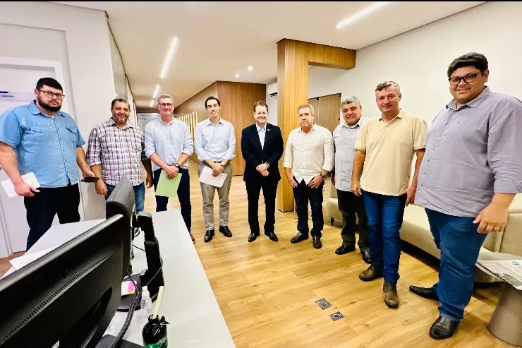 O prefeito Erlon Daneluz, o deputado Renato Câmara e a comitiva de Sete Quedas discutem com o secretário Rodrigo Pérez a festa de 45 anos do município, marcada para 11 e 12 de maio.