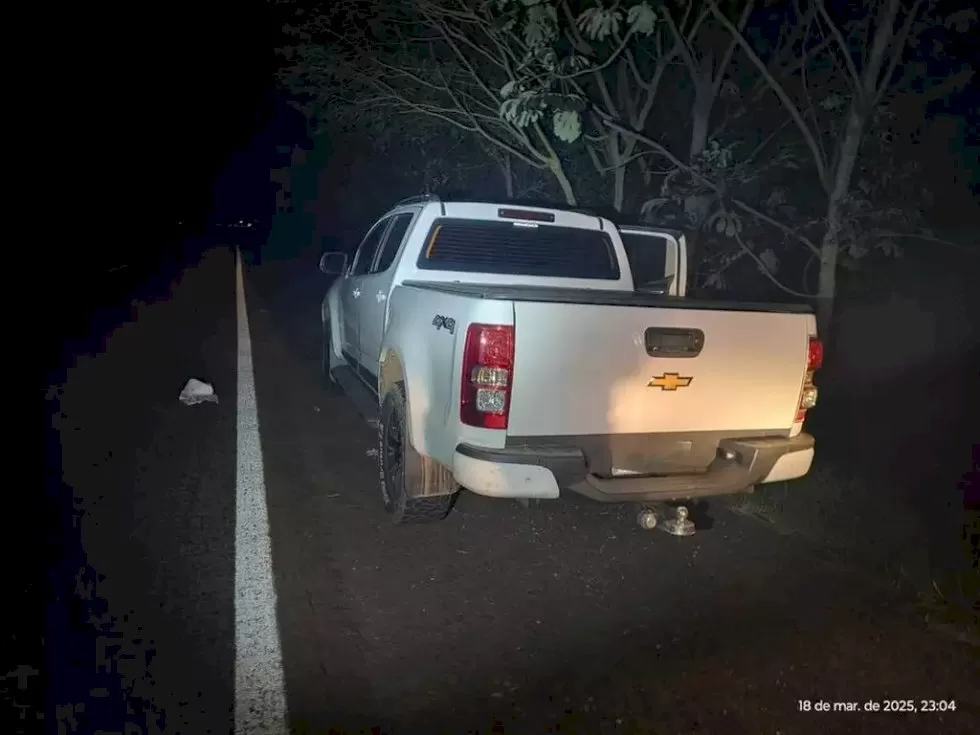 Caminhonete encontrada abandonada em rodovia. (Foto: O Pantaneiro)