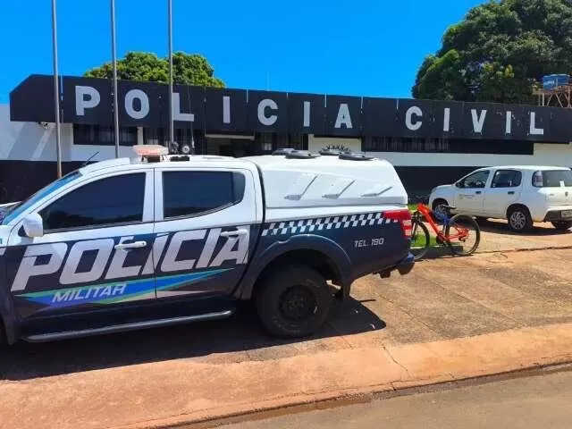 Polícia Militar em frente à delegacia de Anaurilândia logo após efetuar prisão de suspeito. (Foto: Cenário MS)