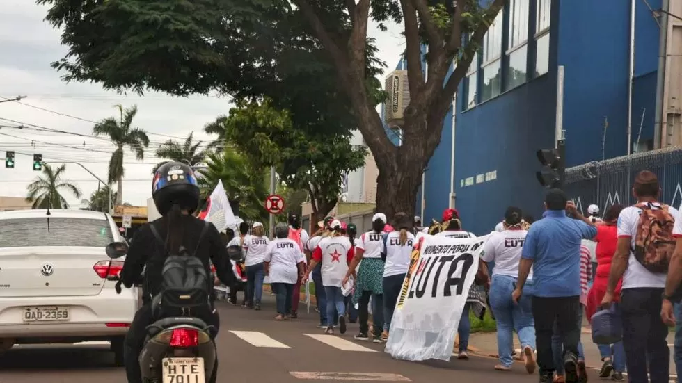Manifestantes na Rui Barbosa (Foto: Nathália Alcântara, Jornal Midiamax)