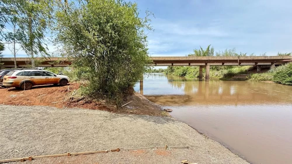 Acesso ao rio Dourados agora é gratuito com a primeira rampa pública do estado. Acesso chega a custar R$50 por pessoa nas propriedades da região.
