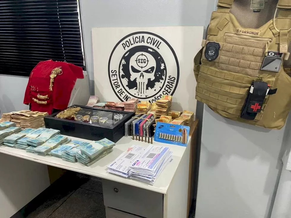 Além do grande volume em dinheiro, policiais apreenderam jóias, relógios, armas, munições e três veículos