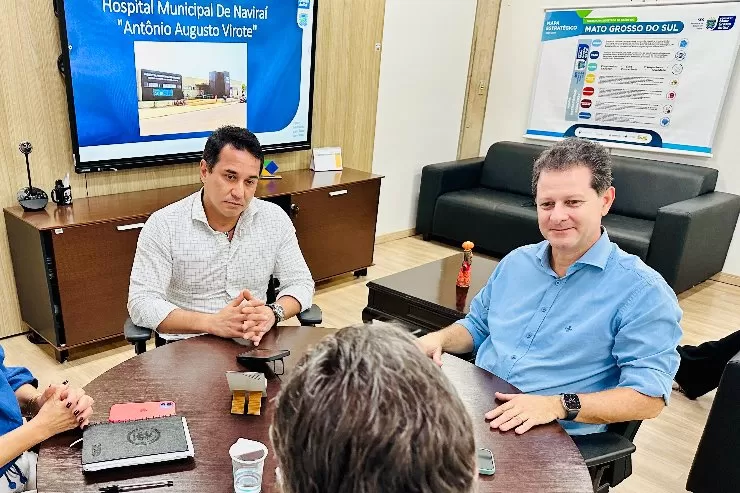 Prefeito Rodrigo Sacuno e deputado estadual Renato Câmara acompanham atentamente as orientações do secretário estadual de Saúde, Dr. Maurício Corrêa, durante reunião sobre melhorias no atendimento hospitalar de Naviraí