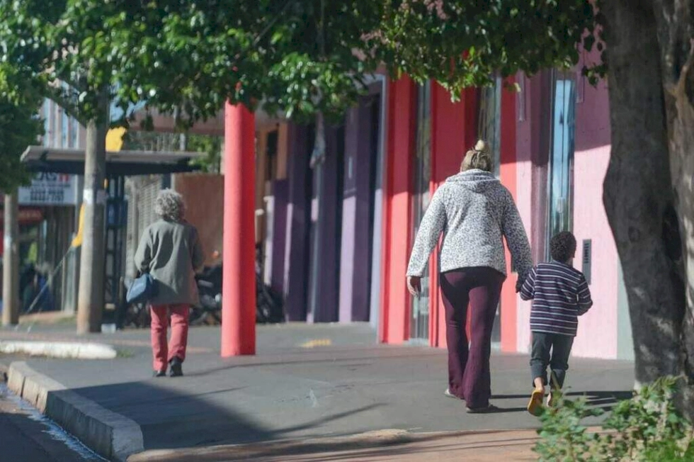 Frio contrastou com sol e obrigou campo-grandenses a colocar casaco em 18 de abril do ano passado (Foto: Marcos Maluf)