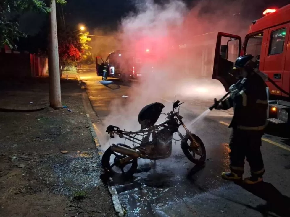 O fogo consumiu completamente a motocicleta que não pôde ser salvo. - Crédito: Divulgação/Radio Jota FM