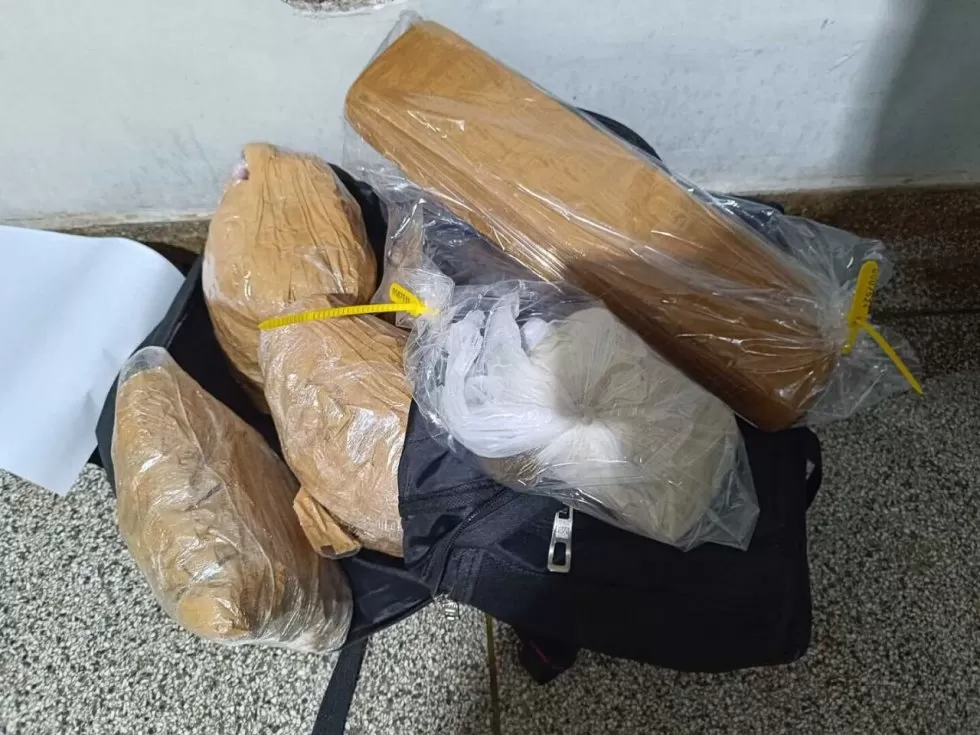 Foram apreendidos 7,7 quilos de drogas - Crédito: Osvaldo Duarte/Dourados News