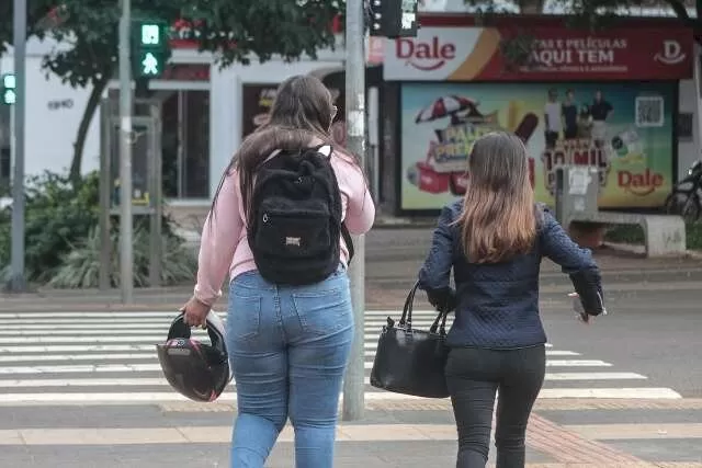 Mulheres andando no Centro de Campo Grande (Foto: Marcos Maluf)