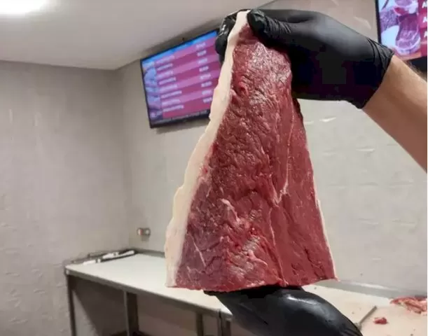 Açougueiro segura peça de picanha em supermercado de Campo Grande. (Foto: Murilo Medeiros).