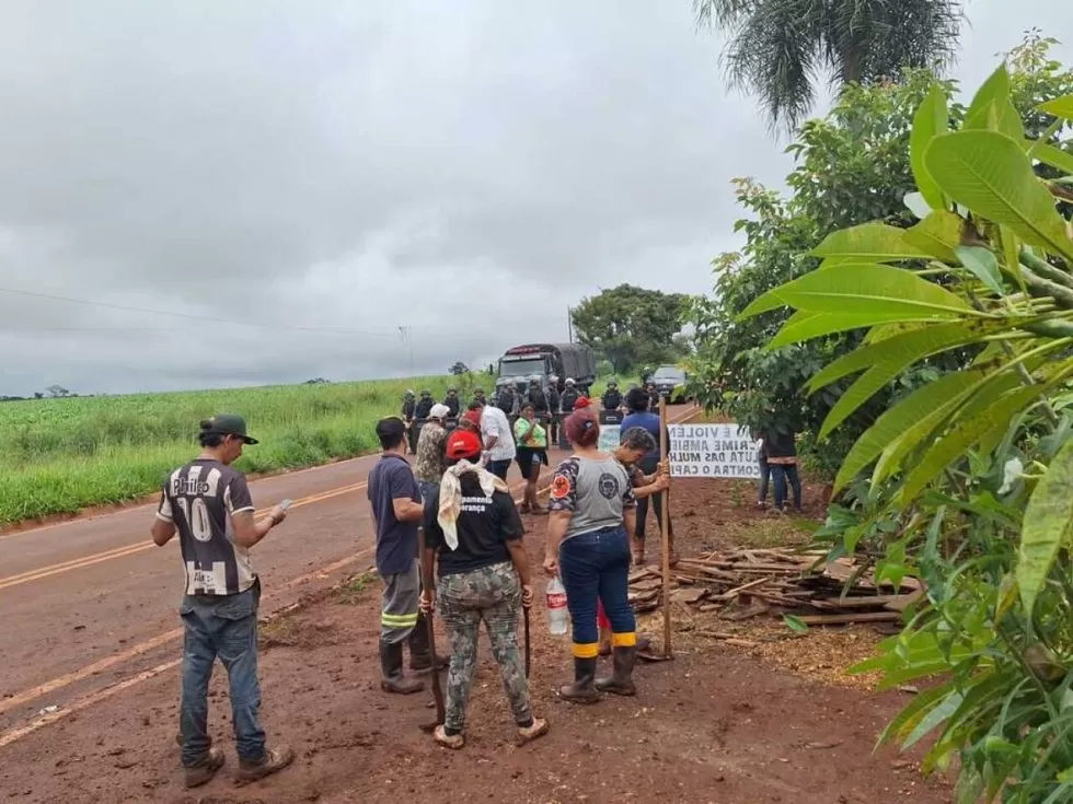 Clima ficou tenso no domingo após trope de Choque desocupar área invadida por trabalhadores rurais sem terra - Crédito: Ligado na Redação