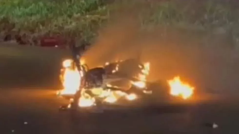 Com o impacto, moto foi incendiada (Foto: Fala Povo, Midiamax)