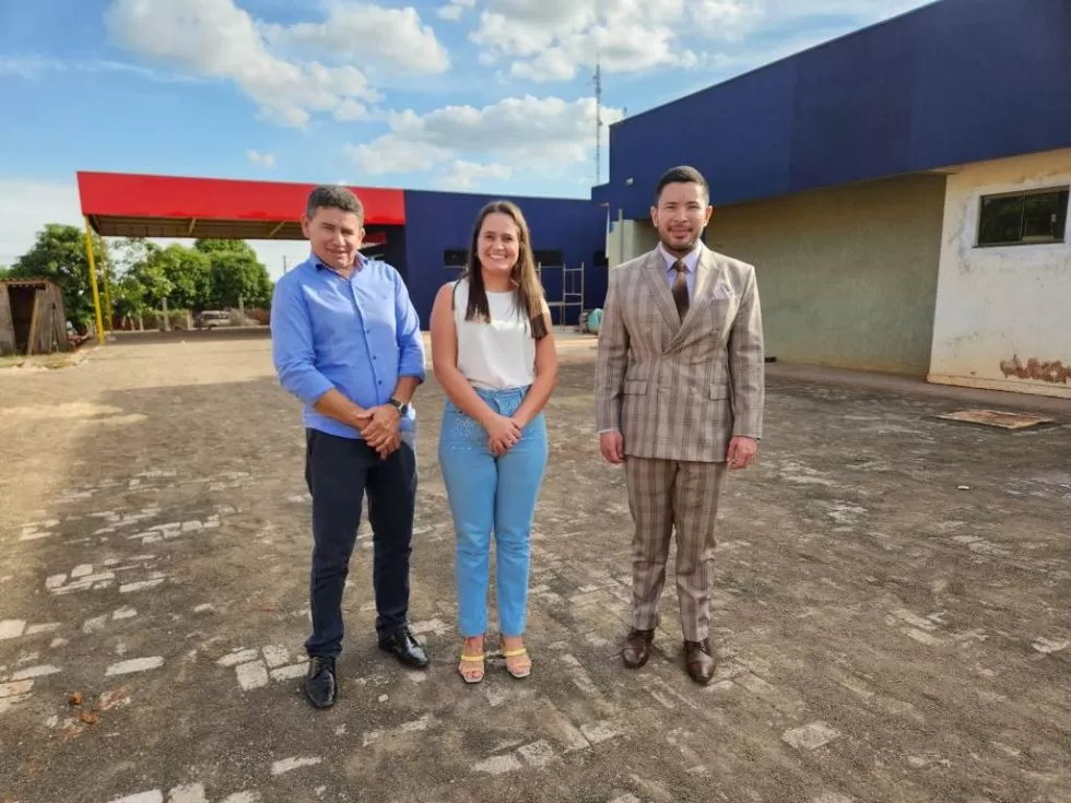 Prefeito Guga, Diretora do Hospital Fernanda e o promotor Dr. Allan Arakaki - Foto: Divulgação