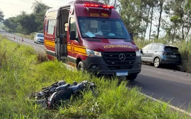Motocicleta foi parar em área de vegetação, à margem da rodovia (Fotos: Corpo de Bombeiros)