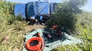 Com o impacto a caminhonete derrubou um poste - Foto: A Gazeta News