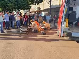 Momento em que a vítima era socorrida - Foto: Sidnei Bronka/Ligado Na Notícia