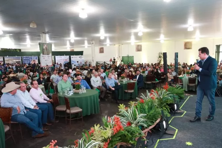 Presidente da Frente Parlamentar da Suinocultura, deputado Renato Câmara discursa no 7º Fórum durante a Expoagro. Com atuação firme no setor, conquistou um canal direto de diálogo entre os produtores e o setor elétrico, dando voz e vez à suinocultura de M