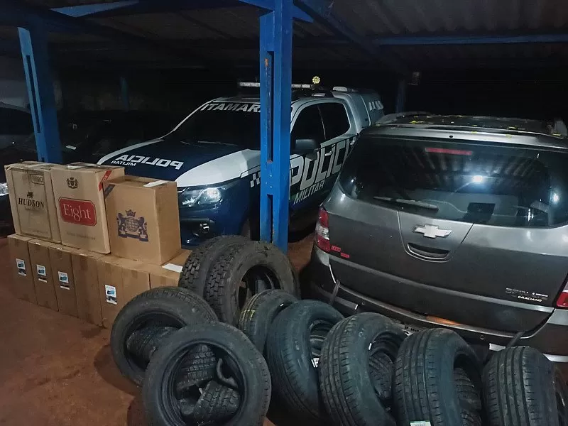 Caixas de cigarros e pneus apreendidos pelos policiais; Foto: Divulgação/PM