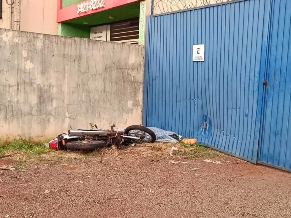 Motociclista colidiu contra um portão de ferro e em seguida no muro - Crédito: Osvaldo Duarte/Dourados News