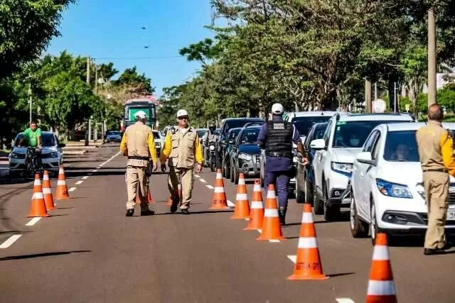 Agentes da Agetran e policial militar realizando blitz em Campo Grande (Foto: Arquivo/Campo Grande News)