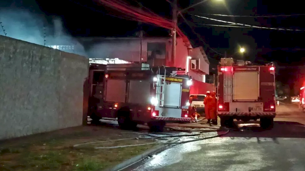 Caminhão no Corpo de Bombeiros na entrada no laticínio, em Campo Grande. (Foto: Peterson Couto)