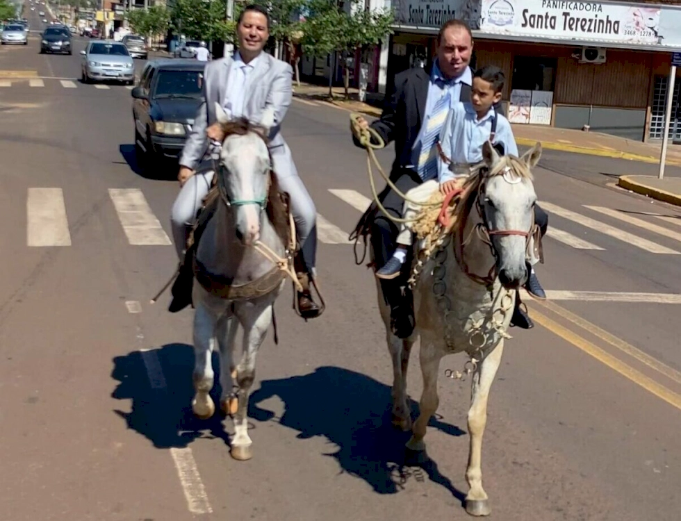 Prefeito Cléber Silva e o vice Eduardo Oncinha chegando para a posse a cavalo, em janeiro deste ano – Foto: Gustavo Santana