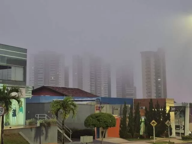 Nevoeiro encobre topo de prédios em Campo Grande (Foto: Marcos Maluf)