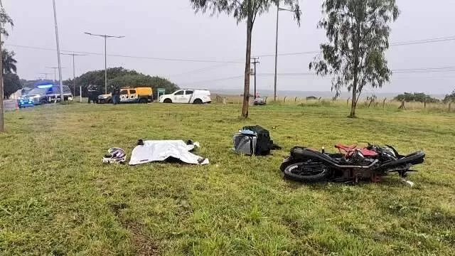 Corpo da vítima coberto por lençol e moto ao lado. (Foto: Sidney Bronka)