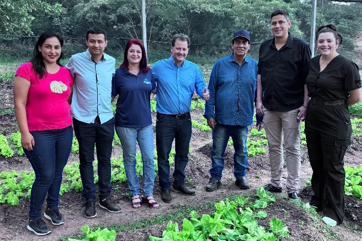 Na manhã desta sexta-feira, Renato Câmara (ao centro), presidente da Comissão de Meio Ambiente da Assembleia Legislativa, participou da revitalização do Horto Florestal de Bela Vista, reforçando o compromisso com ações ambientais concretas no município.