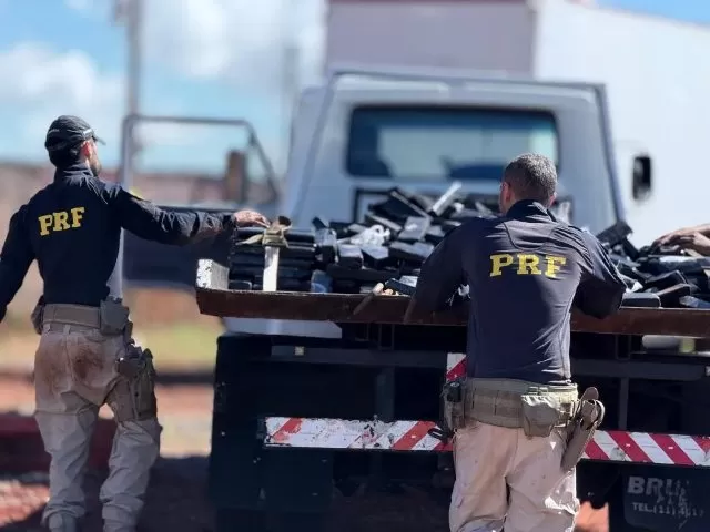Policiais rodoviários federais durante vistoria em veículo pesado. (Foto: Elenize Oliveira/Cenário MS)