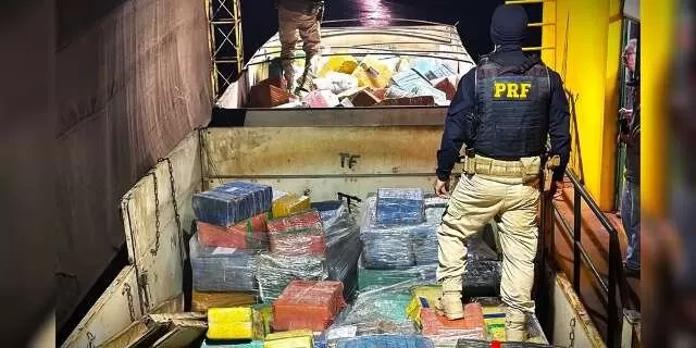 Fardos da droga ainda na carreta com milho (Foto: Divulgação | PRF)