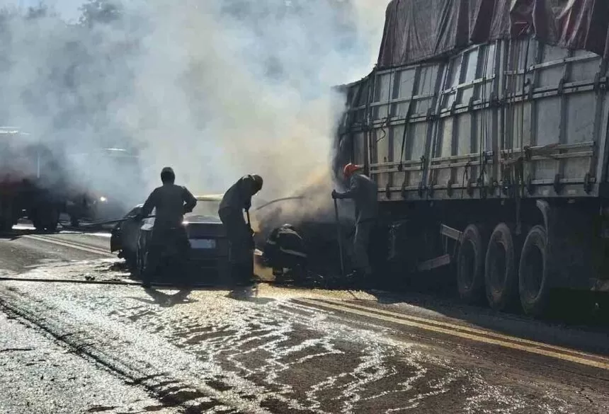 Bombeiros combatendo o fogo no local. (Reprodução: Fala Povo)