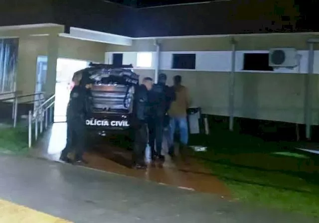 Caseiro suspeito de matar patrão é escoltado até delegacia. (Foto: Arquivo/Ligado na Notícia)