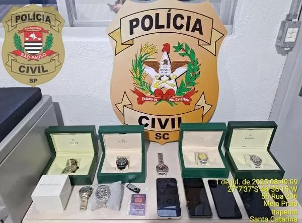 Relógios e celulares apreendidos durante operação. (Foto: Divulgação)