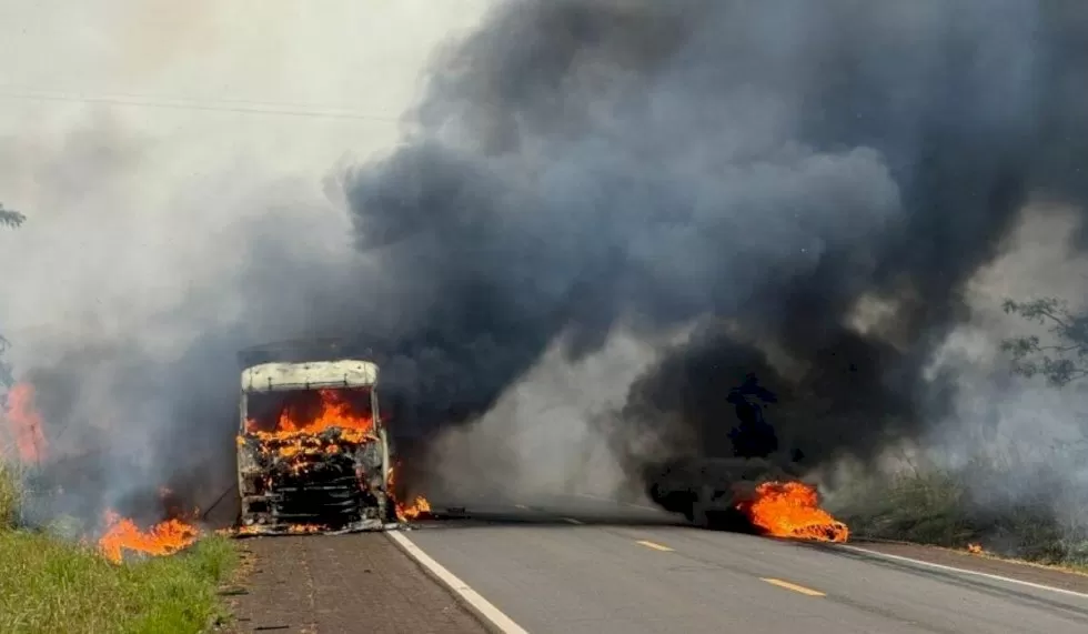 O incêndio ocorreu após um pneu estourar. (Reprodução, Jornal da Nova)