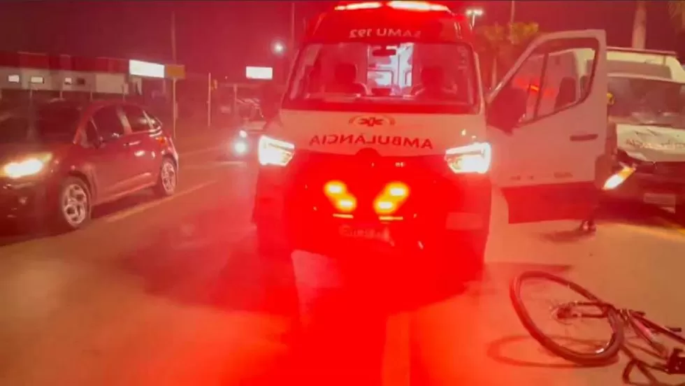 Ambulância ficou danificada e bicicleta teve avarias / TL Notícias